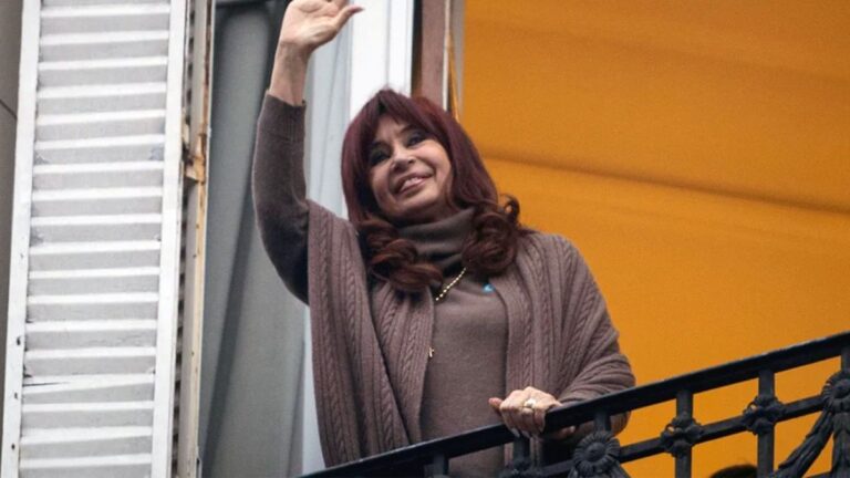 Revés judicial para Cristina Kirchner: seguirá usando tobillera con restricciones en el régimen de visitas
