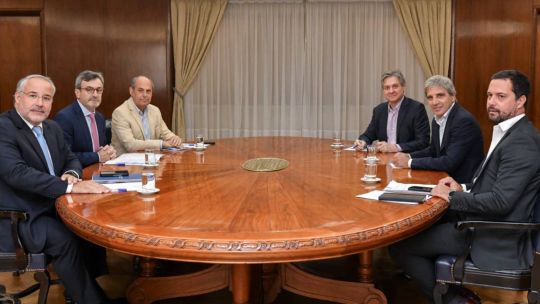 Luis Caputo se reunió con la UIA luego de la polémica con Techint