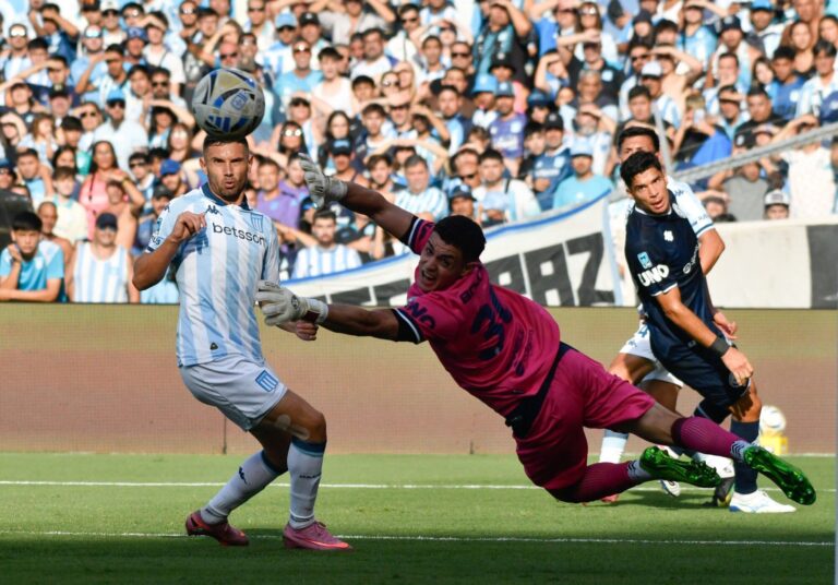 Racing sacó a relucir su amor propio, pero dejó expuesta la falta de recambio