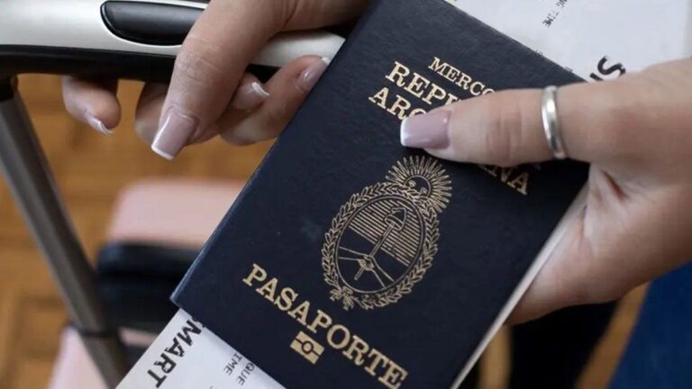 Tramitar el pasaporte saldrá un 43% más caro y puede llegar a costar hasta 330 mil pesos