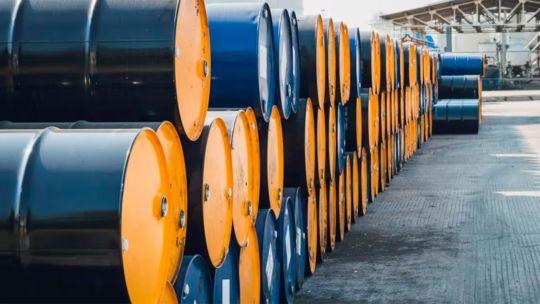 Mercados internacionales en alerta: el petróleo supera los USD 100 y crece la incertidumbre global