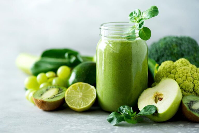 Para qué sirve tomar jugo verde en el desayuno