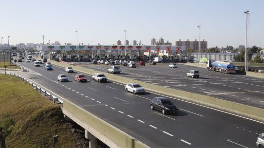 Cierran la autopista Dellepiane para instalar dos nuevos puentes durante el fin de semana largo: los desvíos y los horarios