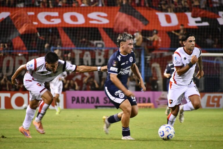 Jugadores de Acassuso celebran un gol frente a Newell's en el estadio Nuevo Monumental de Rafaela.