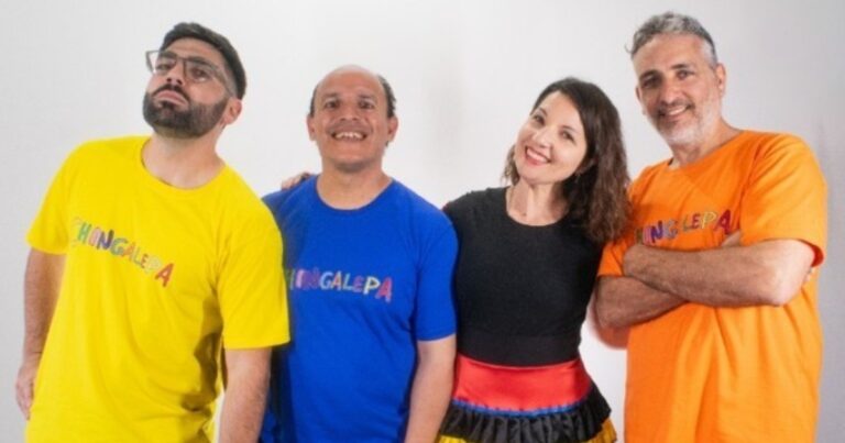 Integrantes del grupo infantil Chingalepa en un escenario, interactuando con niños durante una presentación musical.