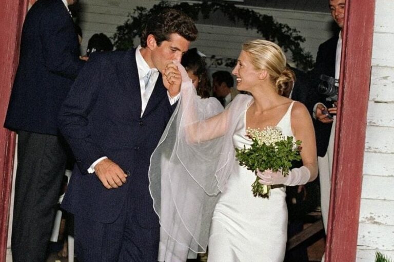Recreación de looks de Carolyn Bessette-Kennedy y John F. Kennedy Jr. para la serie Love Story.