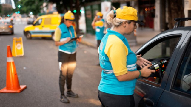 Señal de tránsito de límite de velocidad en una calle de Buenos Aires