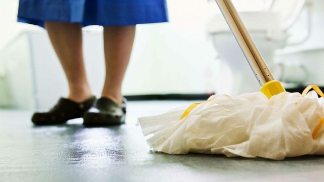 Calendario de abril resaltando el día 3 y un gráfico con los adicionales salariales para empleadas domésticas