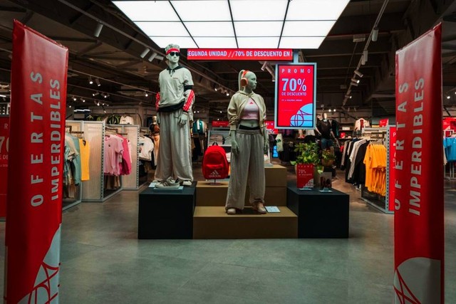 Interior del nuevo outlet premium de Adidas en el Recoleta Urban Mall, con estantes de zapatillas y ropa deportiva.