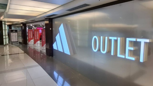 Interior del nuevo outlet premium de Adidas en el Recoleta Urban Mall, con estantes de zapatillas y ropa deportiva.