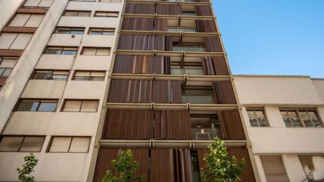 Fachada de edificio residencial en zona céntrica de La Plata, donde se ubica el departamento en venta.