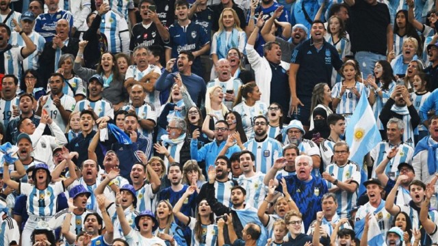 Avión de Aerolíneas Argentinas en pista, con referencia a vuelos al Mundial 2026.