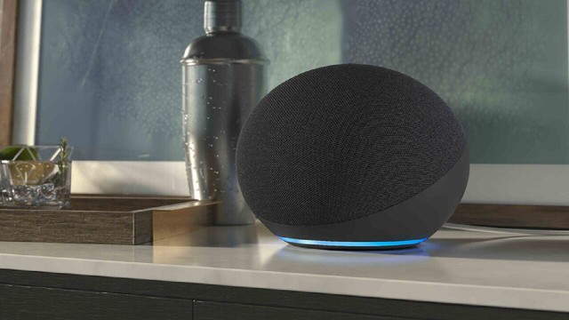 Adulto mayor utilizando un dispositivo Amazon Echo con Alexa en un living