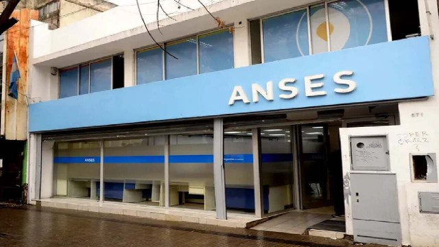 Logo de ANSES y calendario destacando el mes de abril