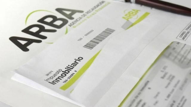 Logo de ARBA y documentos fiscales representando la moratoria impositiva.