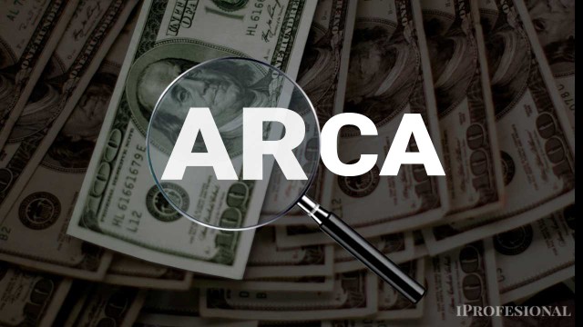 Persona usando una computadora portátil con la página de ARCA visible