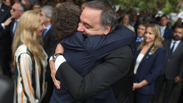 Bettina Angeletti y Manuel Adorni en evento oficial