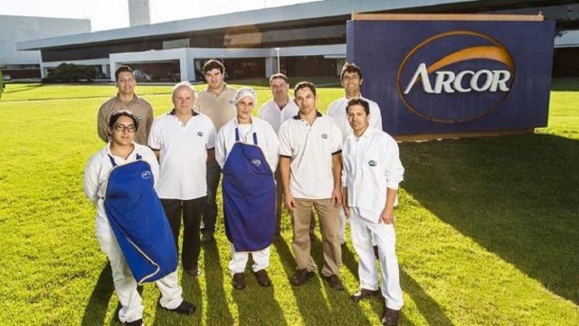 Personas trabajando en línea de producción de golosinas Arcor