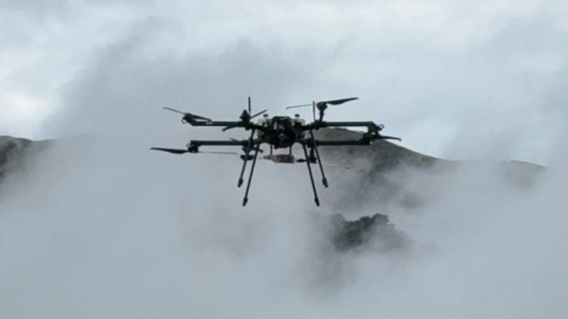 Drón sobrevolando un paisaje argentino para realizar mapeo geológico del subsuelo
