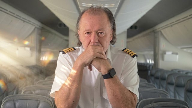 Enrique Piñeyro y el logo de Anchoíta Aviación