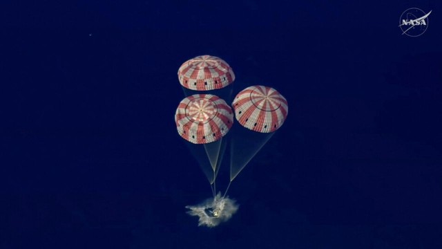 Cápsula Orion de la misión Artemis II siendo recuperada en el Océano Pacífico tras su amerizaje.