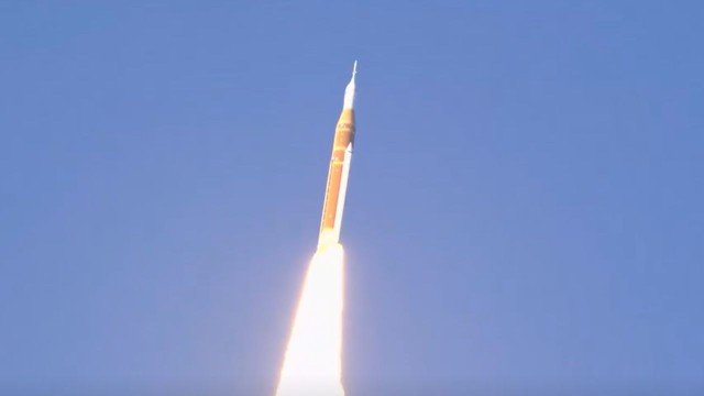 Ilustración o fotografía del cohete SLS con la cápsula Orión despegando en la misión Artemis II.