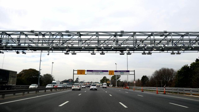Pórtico de peaje Free Flow en una autopista, mostrando cámaras y sensores para cobro electrónico.