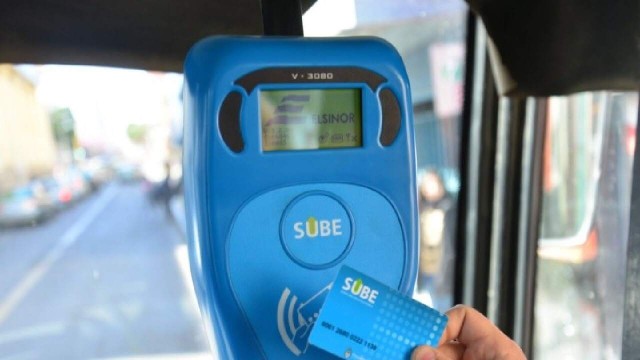 Personas esperando un colectivo en la Ciudad de Buenos Aires