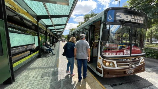 Colectivo urbano circulando por una calle de la Ciudad de Buenos Aires