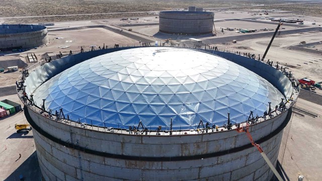 Montaje del techo del tanque de almacenamiento en la Terminal Punta Colorada, Río Negro.
