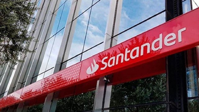 Logo del Banco Santander junto a tarjetas de crédito Black