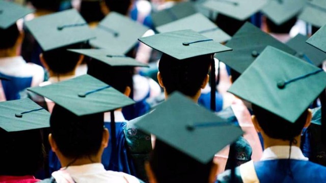 Estudiantes en un aula universitaria durante una clase de posgrado