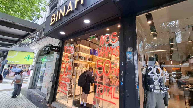 Interior de un local de Binah Deco con carteles de liquidación y descuentos.