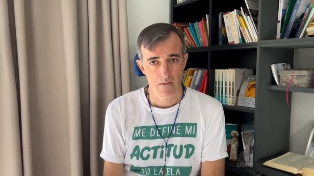 Esteban Bullrich en una foto de archivo, con expresión seria, junto al logo de Binance