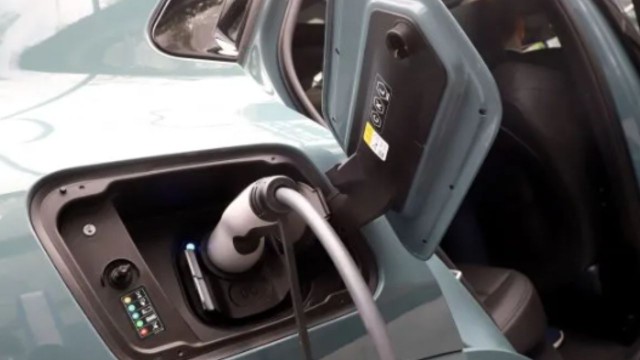 Autos electrificados estacionados en la Ciudad de Buenos Aires