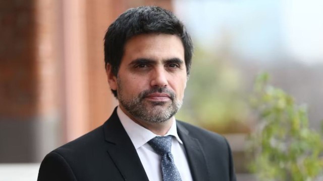 Gabriel Caamaño, economista, analiza los datos de inflación en un estudio.