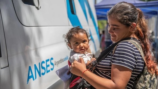 Persona realizando trámite de cambio de titularidad de AUH en oficina de ANSES