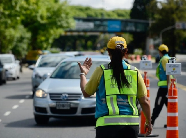 Señal de tránsito indicando cambio de sentido en una calle de la Ciudad de Buenos Aires