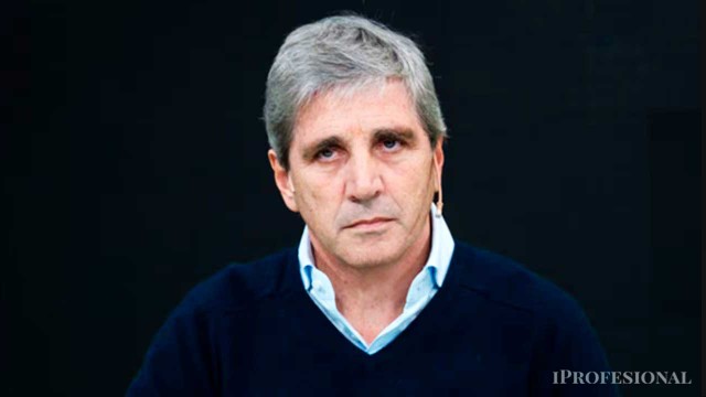 El ministro de Economía, Luis Caputo, durante una entrevista televisiva.