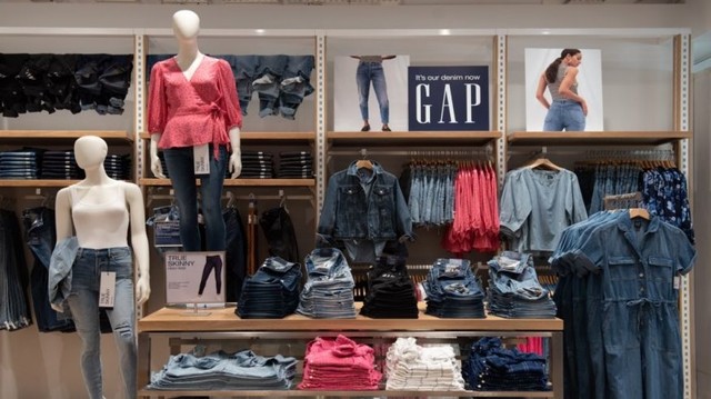 Góndola de Carrefour con ropa de las marcas GAP, Old Navy y Banana Republic en un supermercado.