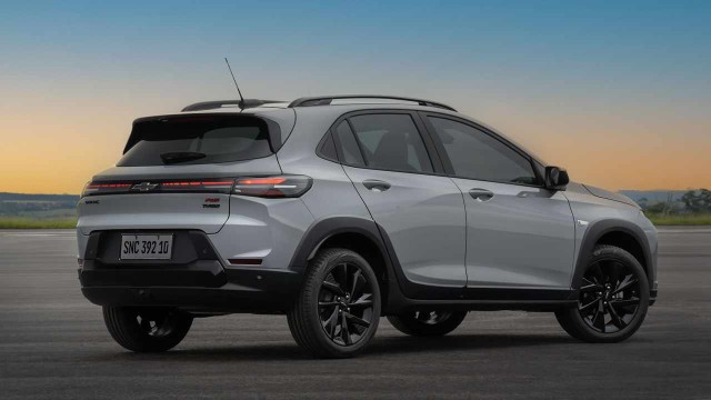 Vista frontal del nuevo Chevrolet Sonic SUV, modelo compacto de color gris