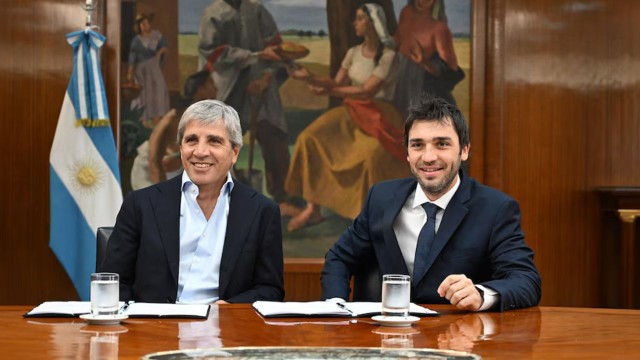 Mapa de la provincia de Chubut con gráficos financieros de deuda y bonos