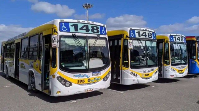 Colectivo urbano detenido en una calle de la Ciudad de Buenos Aires