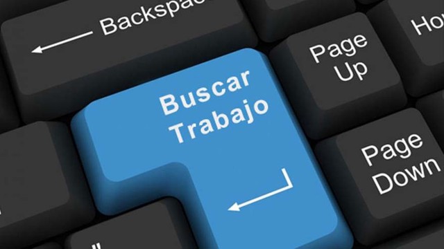 Persona optimizando un currículum vitae en una computadora