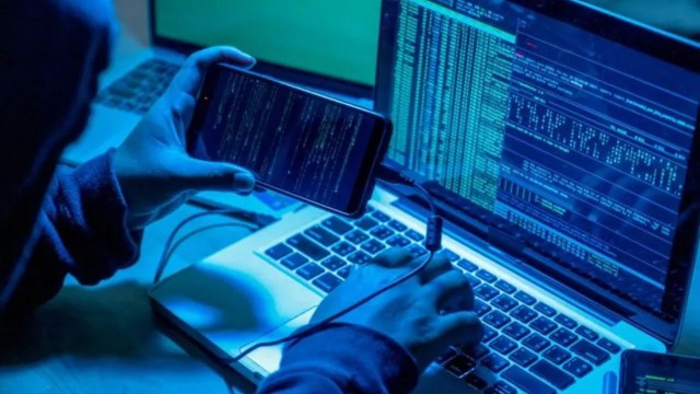 Ilustración de un símbolo de candado roto sobre un teléfono móvil mostrando una aplicación bancaria, representando una vulnerabilidad de seguridad digital.