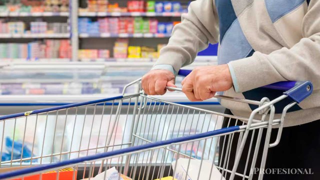 Persona comprando en un almacén de barrio en la Ciudad de Buenos Aires