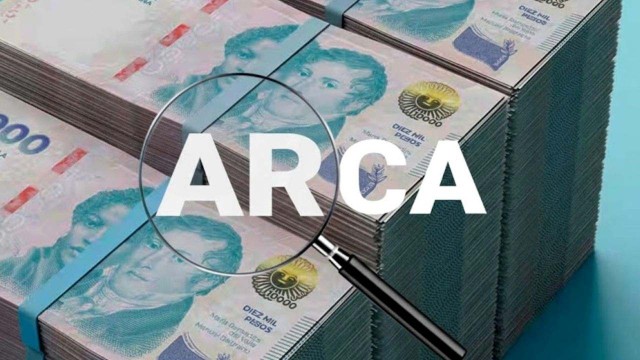 Contadores revisando documentación fiscal en oficina