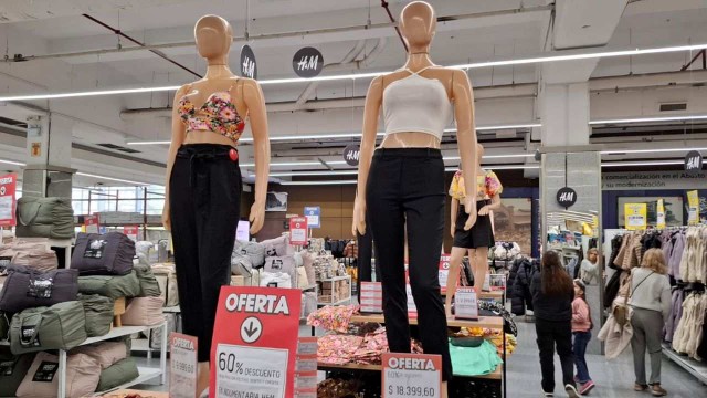 Ropa H&M en góndola de supermercado Coto con cartel de 60% de descuento