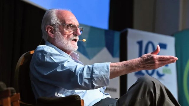 El economista Juan Carlos de Pablo durante una entrevista analizando la situación económica.