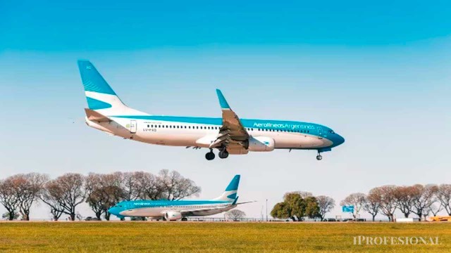 Avión de Aerolíneas Argentinas en Aeroparque Jorge Newbery